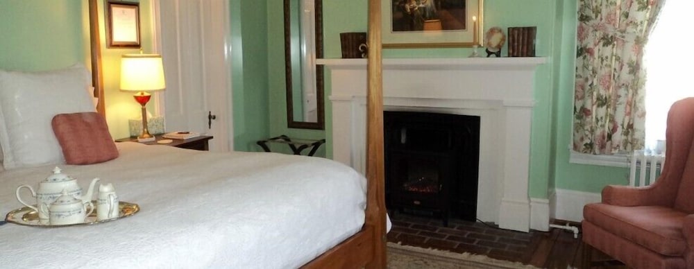 Premier Room, 1 King Bed, Fireplace photo 1