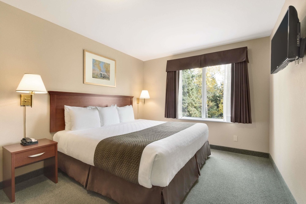 Suite, 1 King Bed, Non Smoking - Photo 1