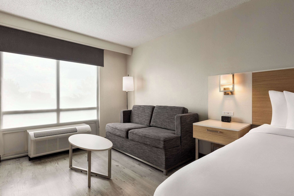 Deluxe Room, 1 King Bed with Sofa bed - Photo 5