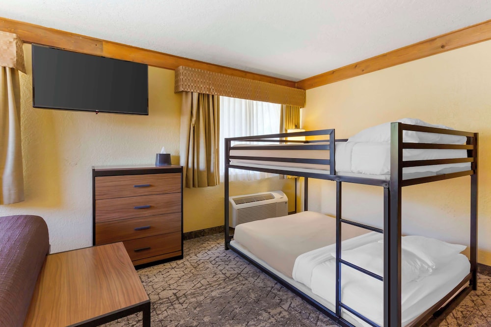 Standard Room, 1 Queen Bed, Non Smoking, Kitchen (Bunk beds) photo 2