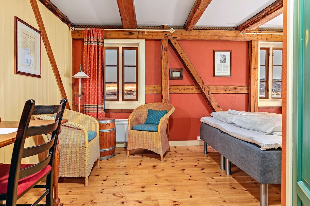 Standard Room, 1 King Bed, Non Smoking, Sea View - Photo 4