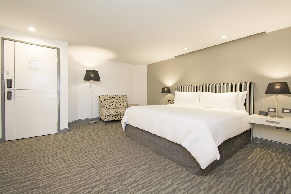 Premium Room, 1 King Bed photo 3