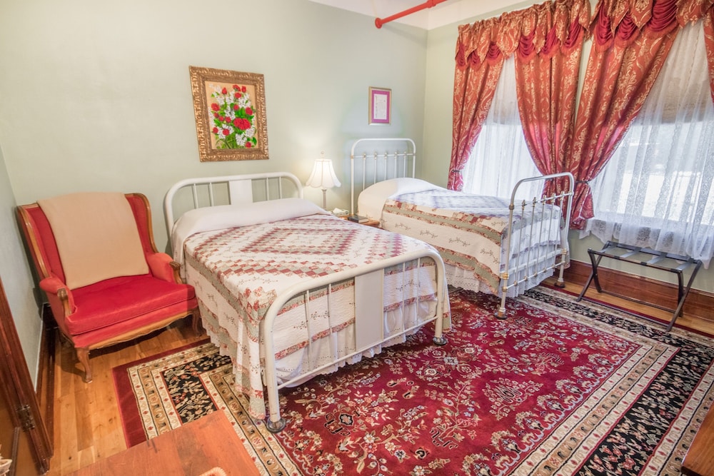 Standard Room, Multiple Beds, Private Bathroom (Standard Double And Single Bed 204) photo 1