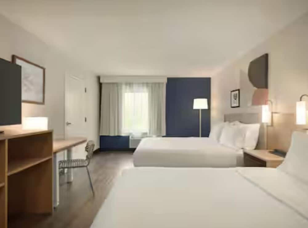 Suite, 2 Queen Beds - Photo 3