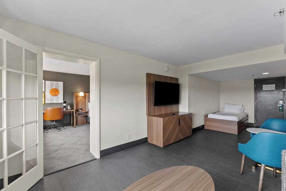 Suite, 1 King Bed (Canadian Skyline View) - Photo 18