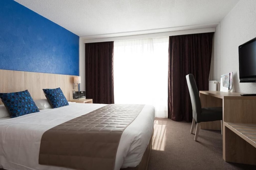 Comfort Triple Room, 1 Queen Bed with Sofa bed, City View - Photo 1