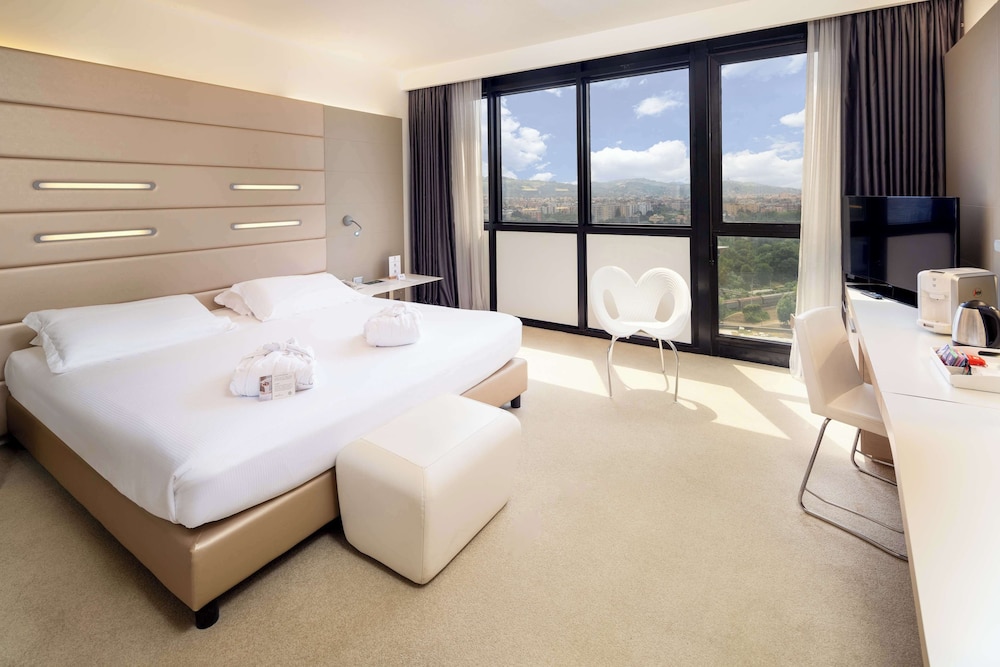Deluxe Room, 1 King Bed - Photo 1
