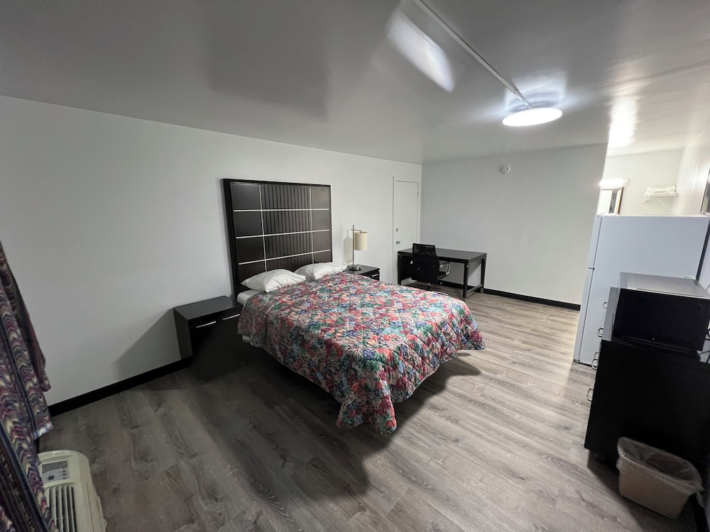 Deluxe Single Room, 1 Queen Bed, Non Smoking photo 1