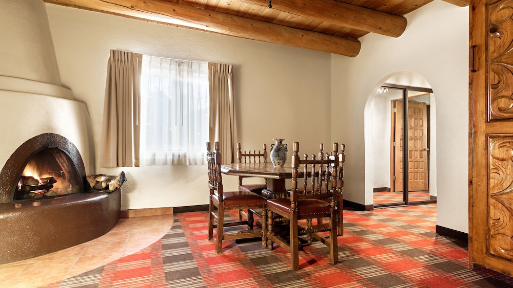 Executive Suite, Multiple Beds (Executive Suite) - Photo 2