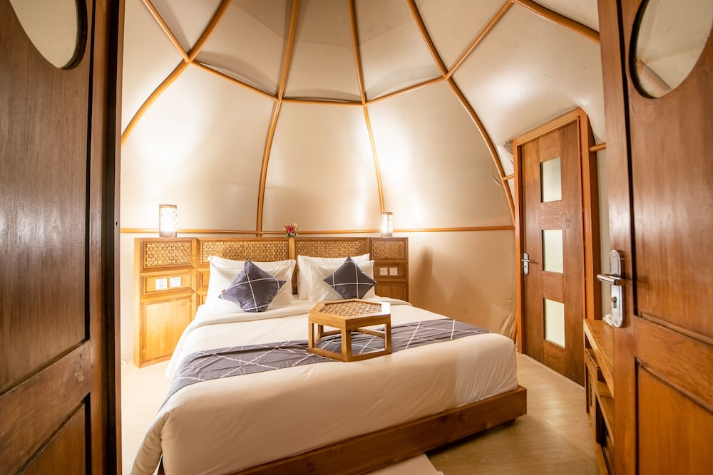 Luxury Glamping with Bathtub - Photo 9