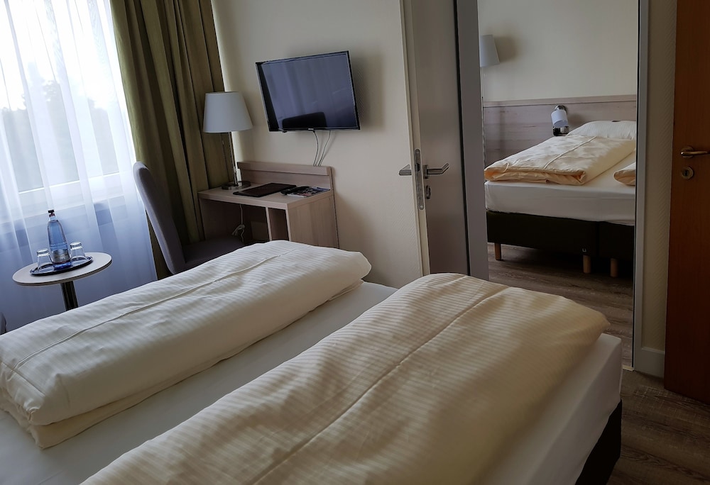 Room, 2 Bedrooms, Courtyard View