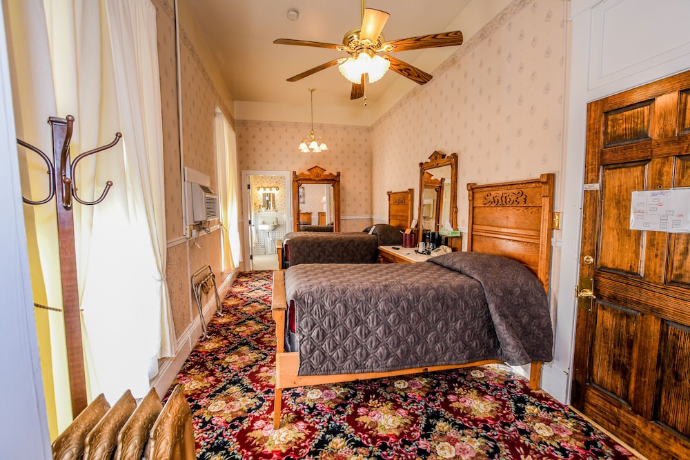 Historic 1 Queen Bed; 2 Singles (2nd Floor)