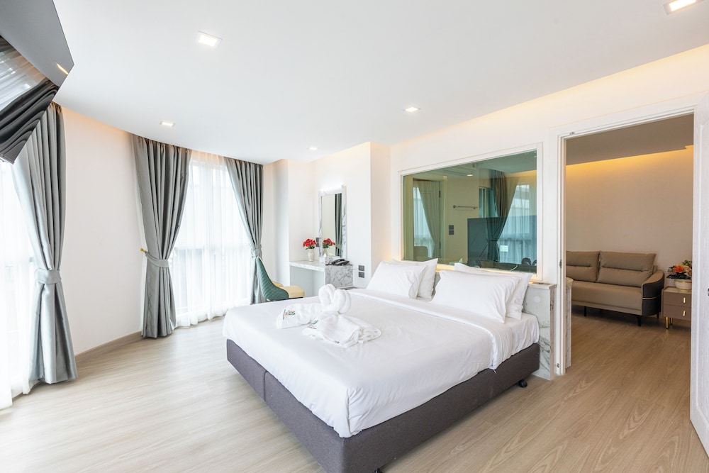 Premier King Suite photo 3