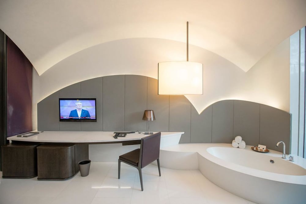 The Roseate Lake Access Suite, HiTea,15% Dis Food&Soft Bev Spa Laundry Car Service,Airport Transfers thumbnail 5