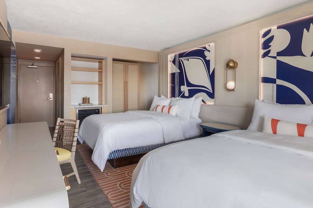 Room, 2 Queen Beds, Marina View - Photo 3