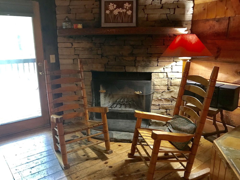 Teaberry Romantic Cabin (Pet Friendly) photo 3
