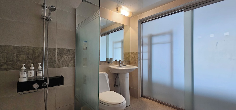 Deluxe Twin - Balcony, Ocean Harbor View photo 3