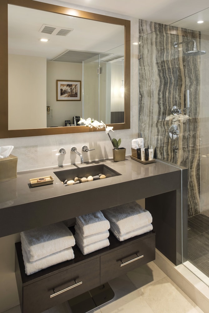 Premier Room, 1 King Bed, Balcony, Pool View, photo 6
