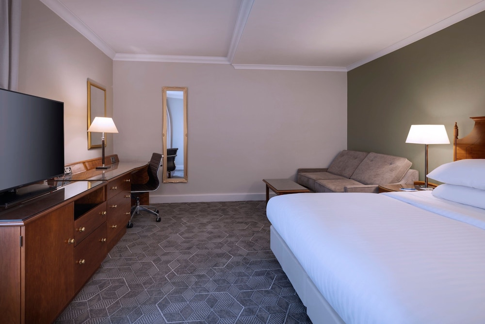 Premium Room, 1 Queen Bed with Sofa bed - Photo 2