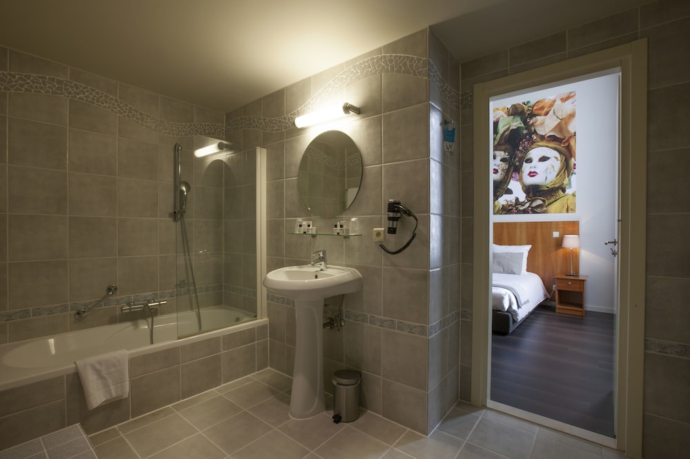 Standard Double Room, Bathtub - Photo 2