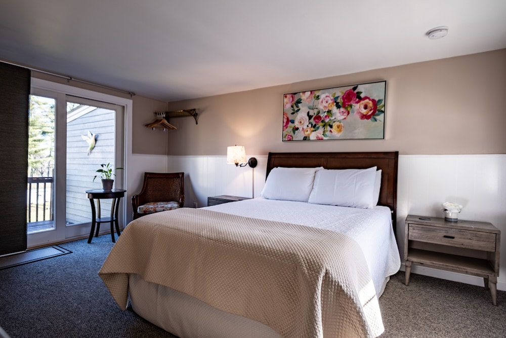 Comfort Room, 1 Queen Bed, Partial Lake View photo 1