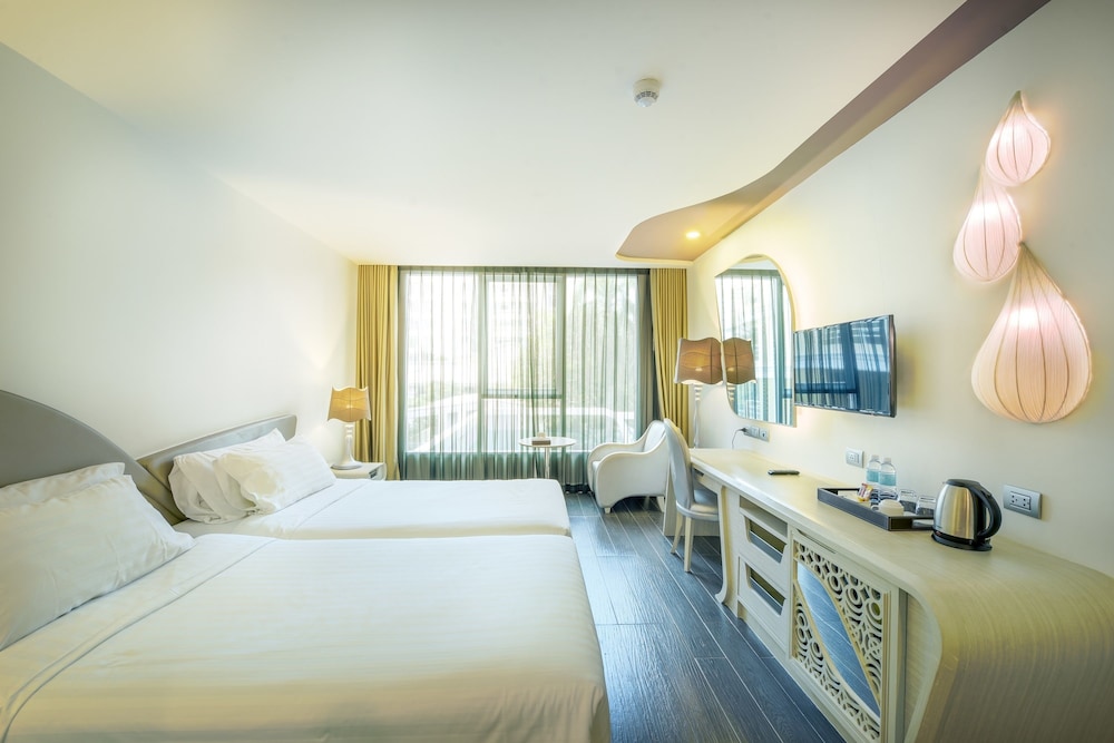Deluxe Room, Pool View photo 3