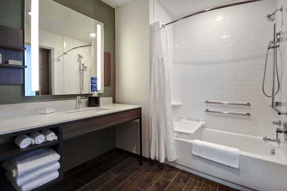 Deluxe Room, 1 King Bed, Accessible, Bathtub - Photo 3
