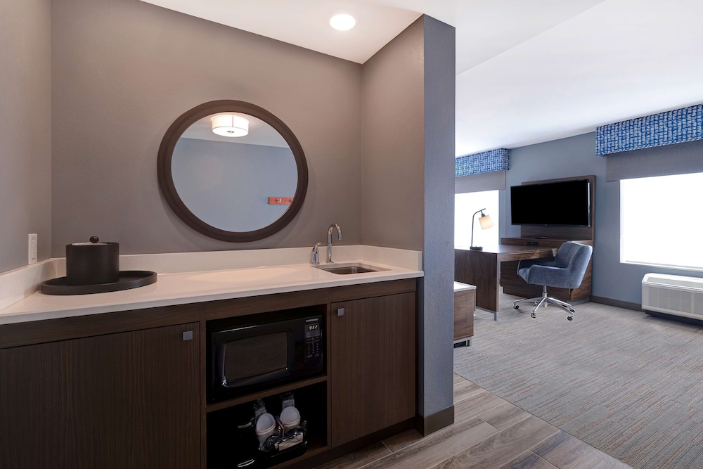 Suite, 1 King Bed, Non Smoking - Photo 2