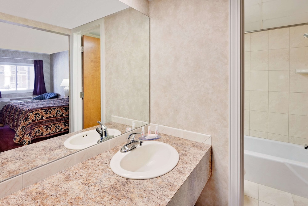 Room, 2 Queen Beds - Photo 4