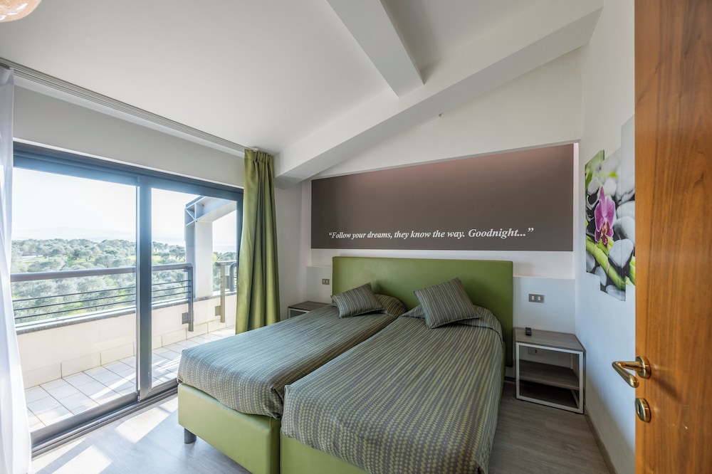 Family Room, Balcony, Lake View - Photo 8