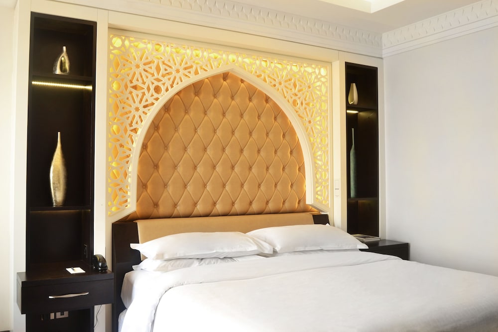 Deluxe Room, 1 King Bed, Partial Sea View photo 3