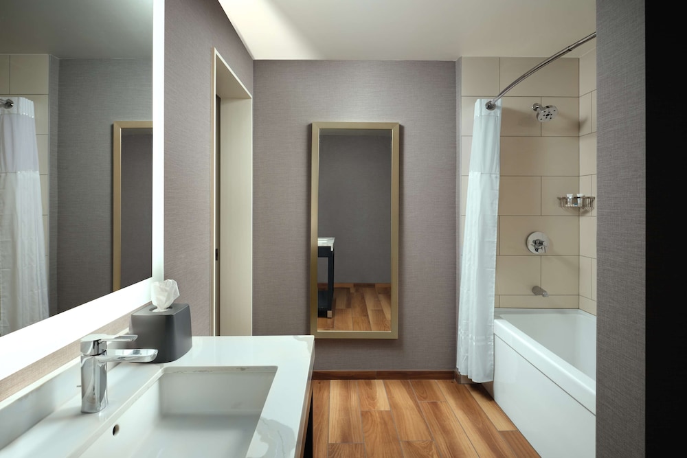 Suite, 1 Bedroom thumbnail 5