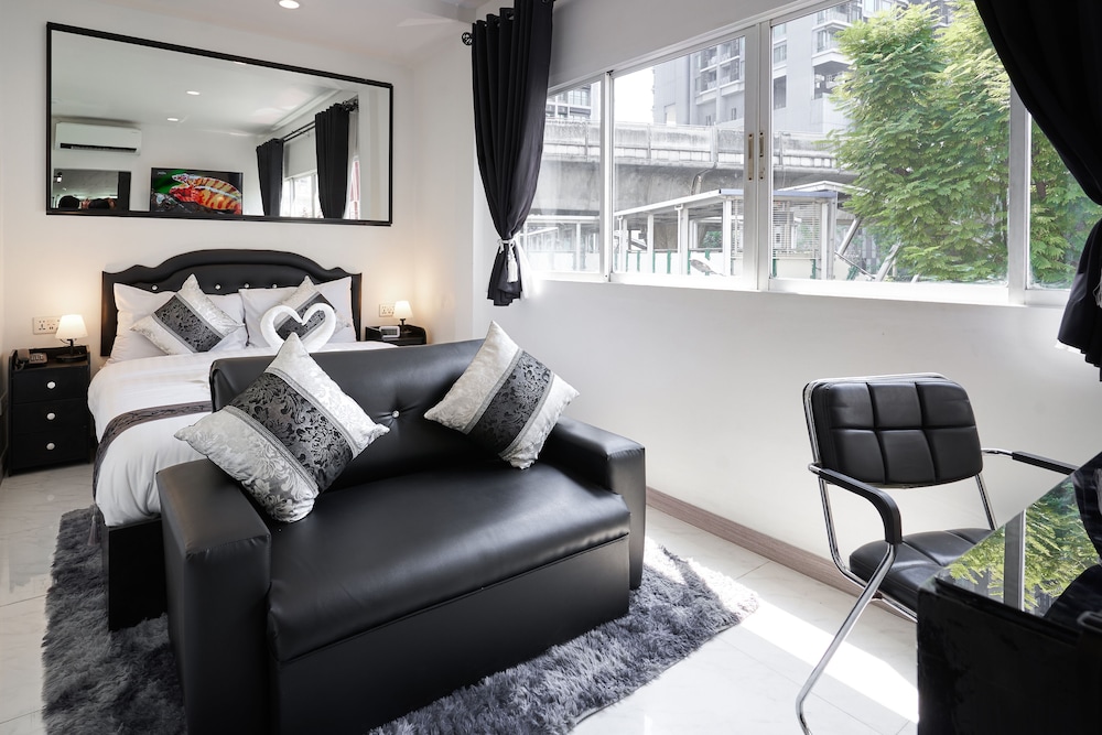Deluxe Room, 1 Queen Bed, Non Smoking, City View