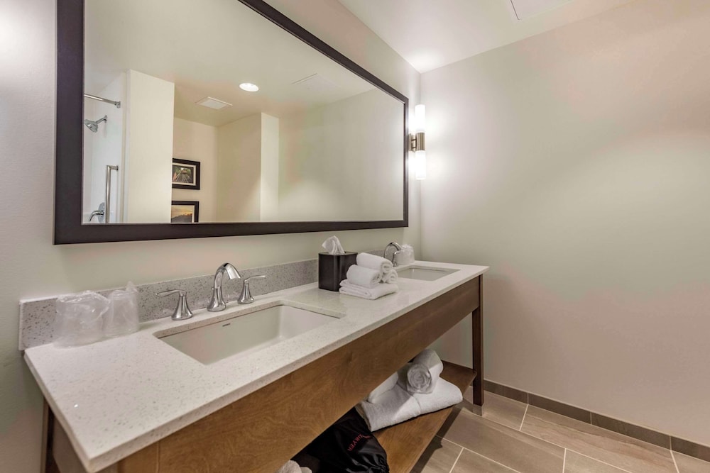 Suite, Multiple Beds, Non Smoking - Photo 3