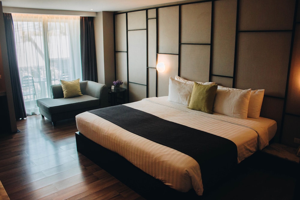 Grand Deluxe Room with King Bed - Photo 6