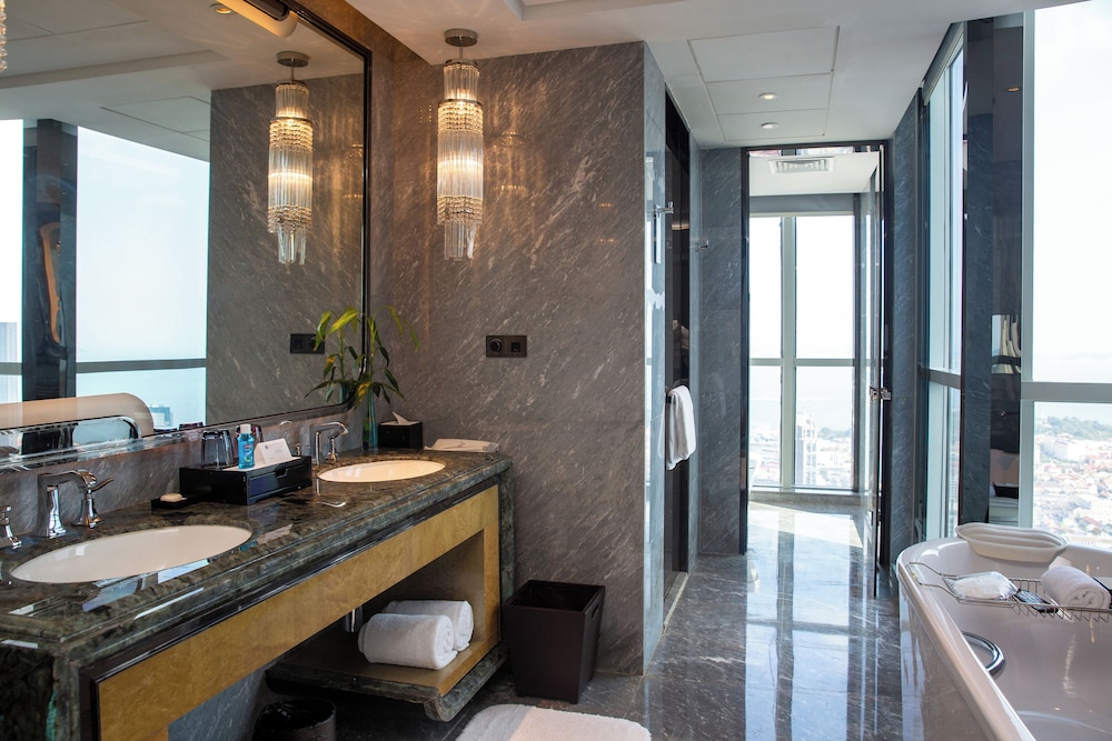 Premium Suite, 1 King Bed, Sea View photo 3