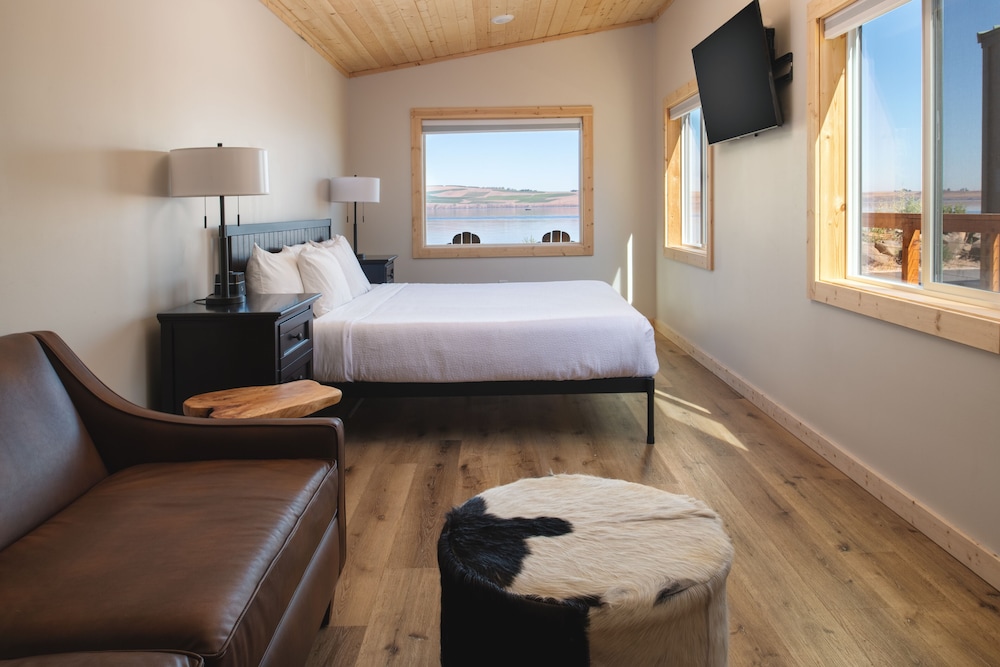 Deluxe Cabin, 1 King Bed, River View (Studio 1 Bedroom Cabin) photo 1