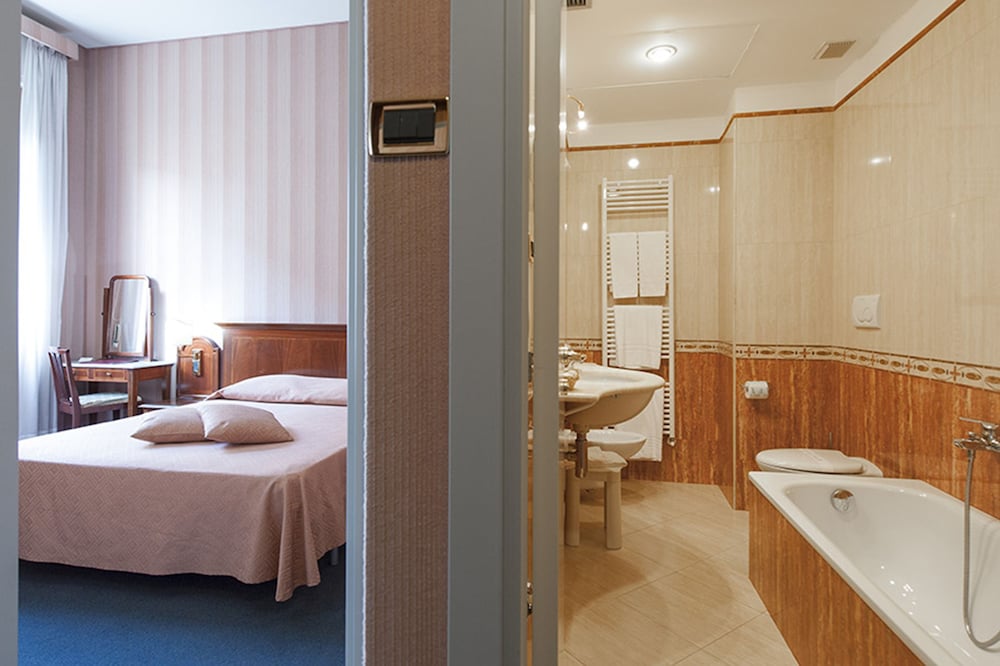 Standard Double or Twin Room, Sea View - Photo 8
