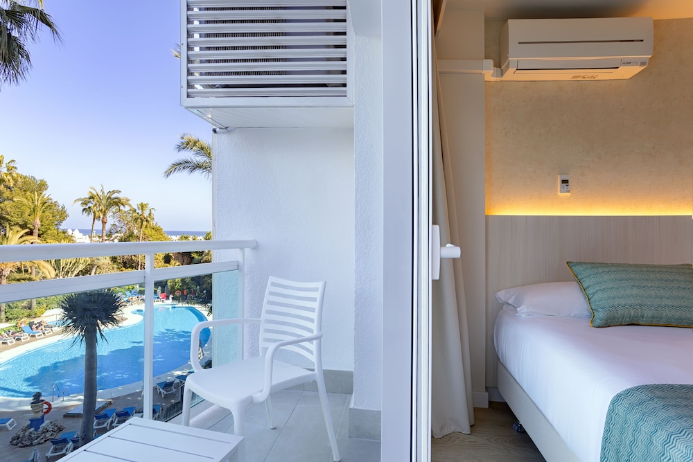 Room, 3 Twin Beds, Balcony, Pool View (3 adults) photo 2