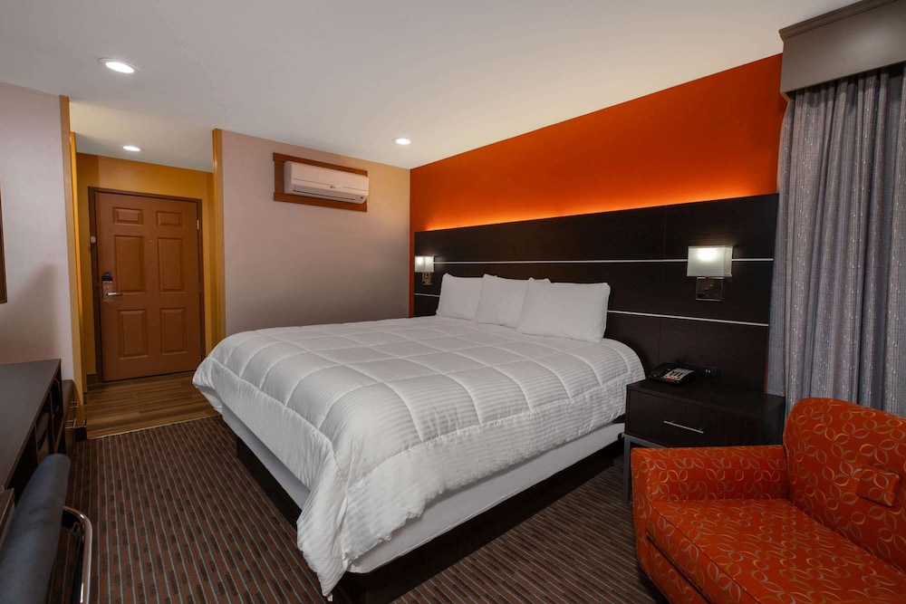 Standard Room, 1 King Bed - Photo 3
