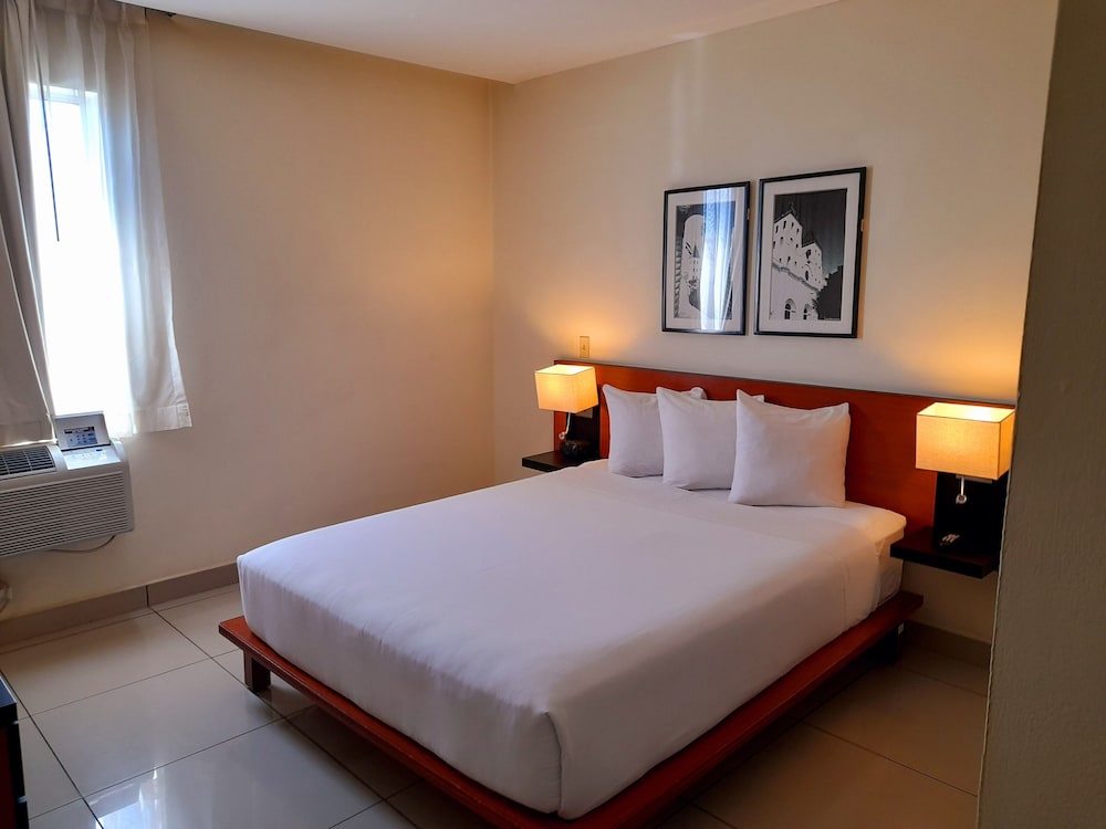 Standard Room, 1 Queen Bed, Non Smoking - Photo 4