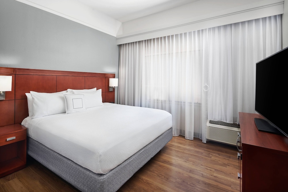 Room, 1 King Bed (Mobility Accessible, Roll-In Shower) photo 1