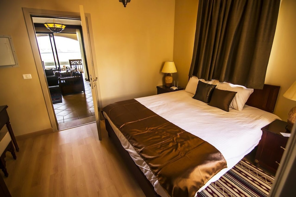 Superior Suite, 3 Bedrooms, Pool View - Photo 2