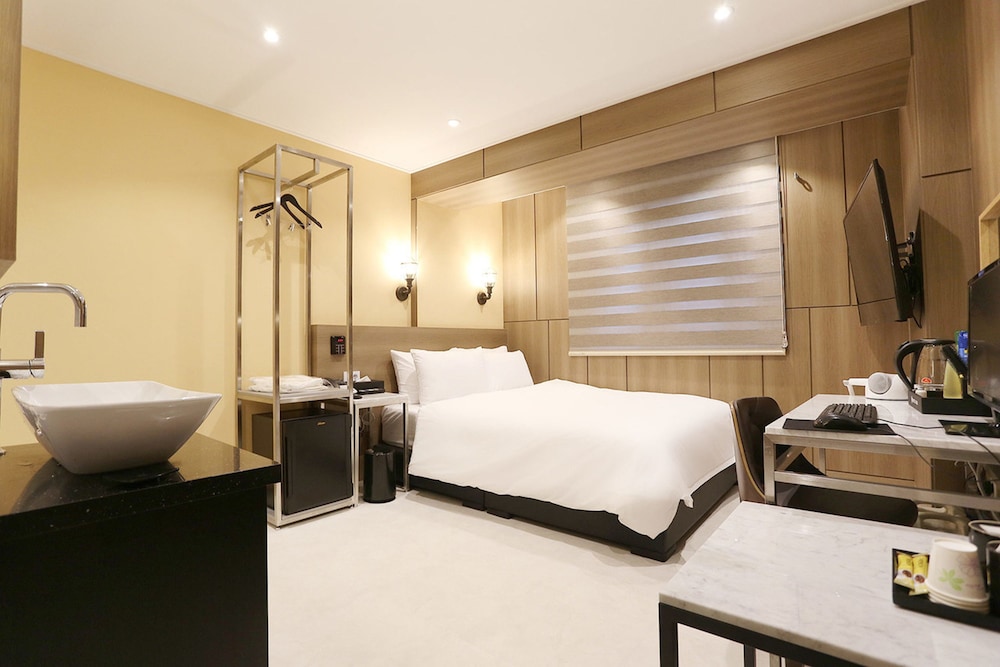 Standard Room B Type (Netflix, Disney+, Watcha, Laftel Available) photo 2