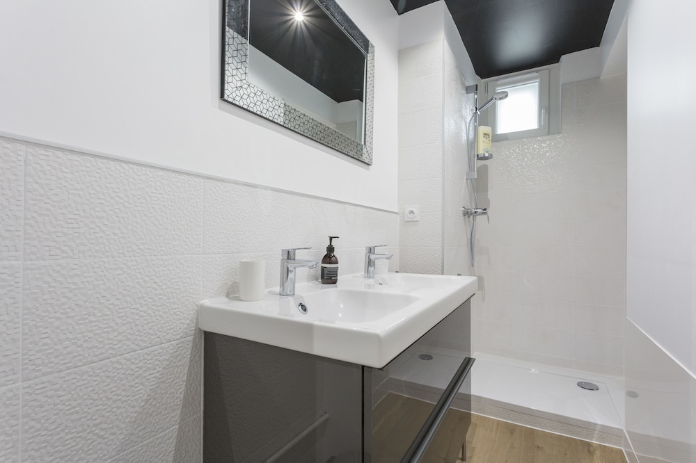 Basic Double Room, Shared Bathroom (Chambre 5) photo 3