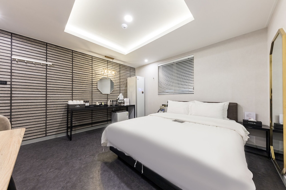 Prestige Table / Free Ramyeon, Table, Styler, Netflix, Free Laundry & Dry, Free Amenities - Photo 4