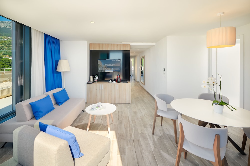 Deluxe Penthouse Suite photo 3