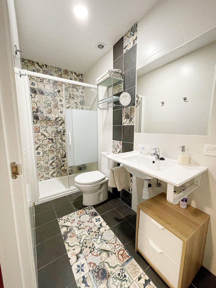 Family Twin Room, Private Bathroom photo 3