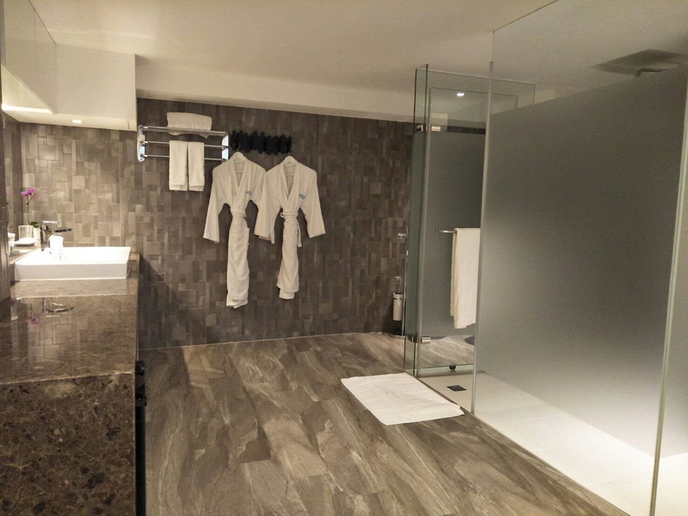 Double Room, 1 King Bed, Pool View photo 3