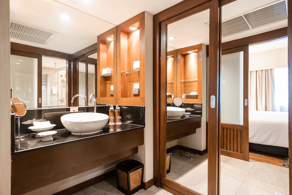 Suite, 1 King Bed, Balcony, River View thumbnail 6